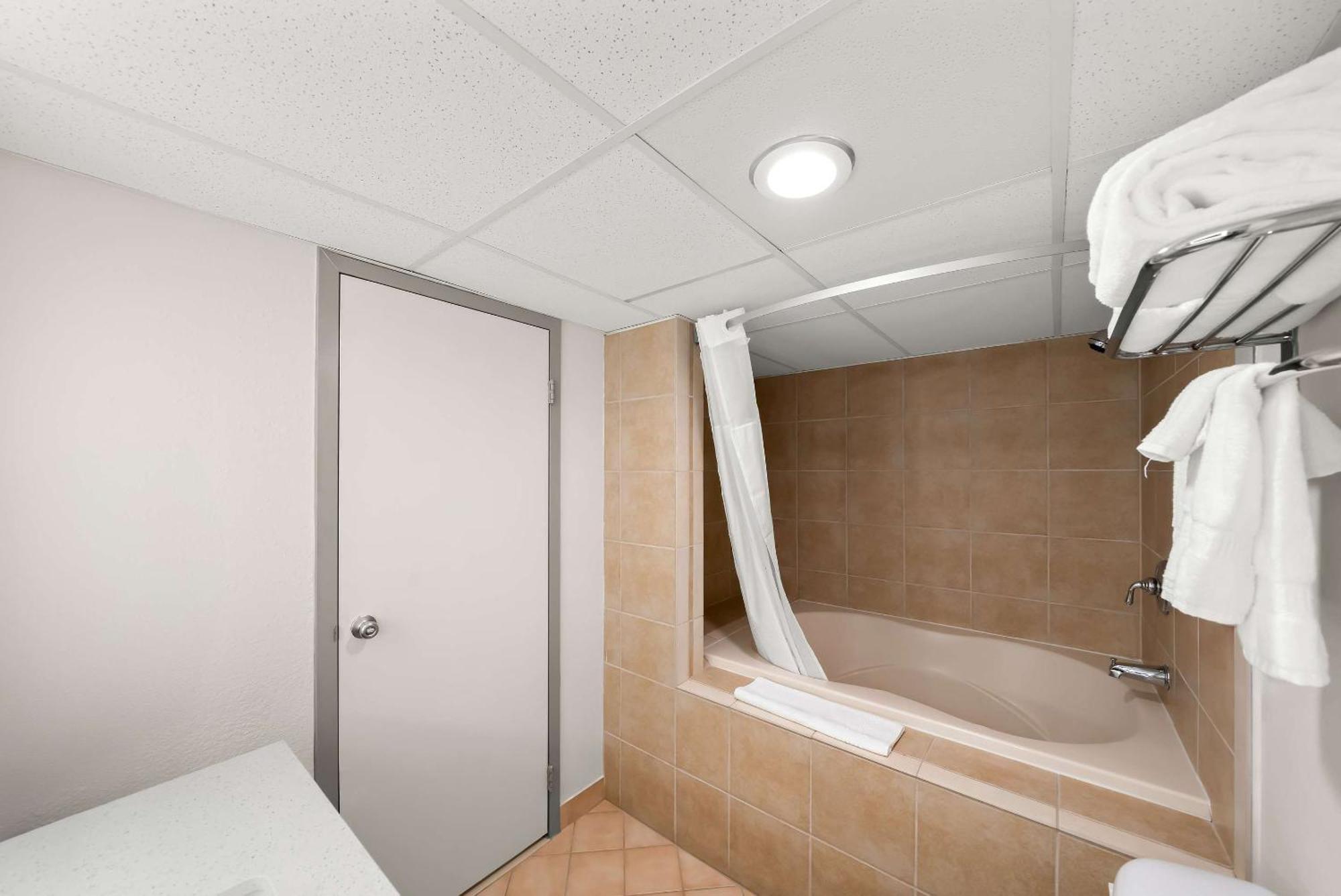 Suburban Studios, Карні Екстер'єр фото
